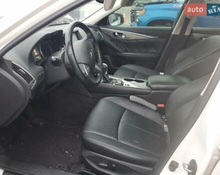 Белый Инфинити Q50, объемом двигателя 2 л и пробегом 148 тыс. км за 2200 $, фото 6 на Automoto.ua