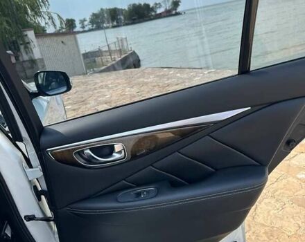 Белый Инфинити Q50, объемом двигателя 3 л и пробегом 103 тыс. км за 18333 $, фото 1 на Automoto.ua