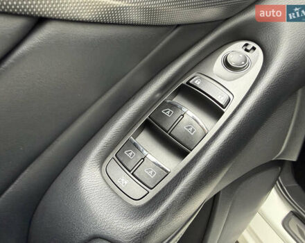 Белый Инфинити Q50, объемом двигателя 2 л и пробегом 117 тыс. км за 18000 $, фото 9 на Automoto.ua