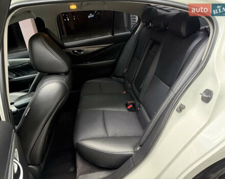 Белый Инфинити Q50, объемом двигателя 2 л и пробегом 117 тыс. км за 18000 $, фото 7 на Automoto.ua