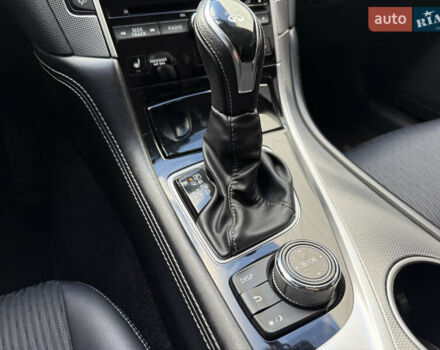 Белый Инфинити Q50, объемом двигателя 2 л и пробегом 117 тыс. км за 18000 $, фото 14 на Automoto.ua