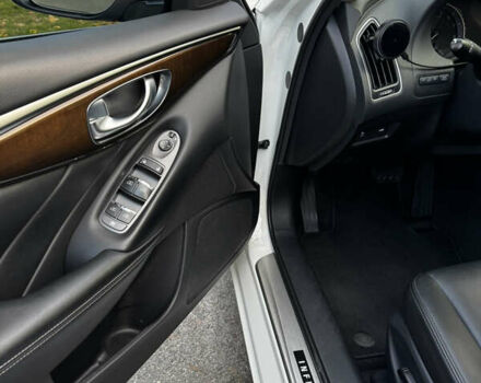 Белый Инфинити Q50, объемом двигателя 3 л и пробегом 85 тыс. км за 19000 $, фото 1 на Automoto.ua