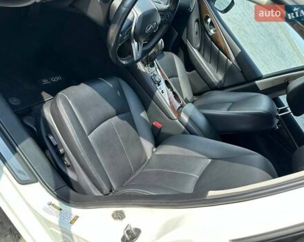 Белый Инфинити Q50, объемом двигателя 3 л и пробегом 103 тыс. км за 18333 $, фото 6 на Automoto.ua