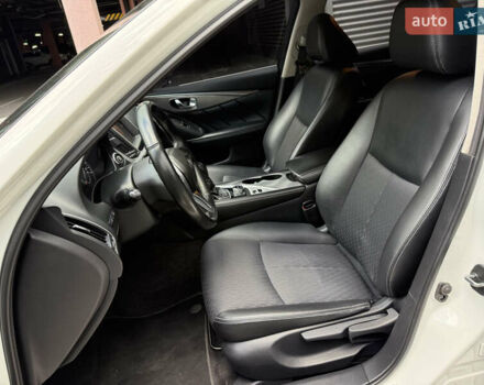 Белый Инфинити Q50, объемом двигателя 2 л и пробегом 117 тыс. км за 18000 $, фото 8 на Automoto.ua