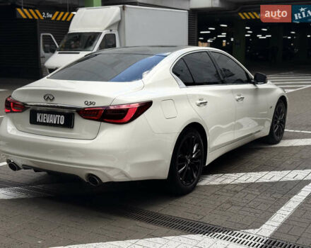 Белый Инфинити Q50, объемом двигателя 2 л и пробегом 117 тыс. км за 18000 $, фото 3 на Automoto.ua