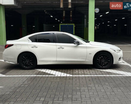 Белый Инфинити Q50, объемом двигателя 2 л и пробегом 117 тыс. км за 18000 $, фото 4 на Automoto.ua