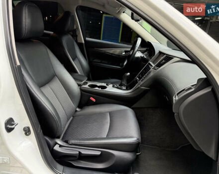 Белый Инфинити Q50, объемом двигателя 2 л и пробегом 117 тыс. км за 18000 $, фото 10 на Automoto.ua