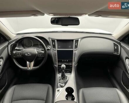 Белый Инфинити Q50, объемом двигателя 2 л и пробегом 156 тыс. км за 18514 $, фото 9 на Automoto.ua