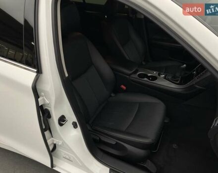 Белый Инфинити Q50, объемом двигателя 2 л и пробегом 156 тыс. км за 18514 $, фото 20 на Automoto.ua