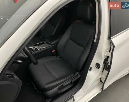 Белый Инфинити Q50, объемом двигателя 2 л и пробегом 156 тыс. км за 18514 $, фото 8 на Automoto.ua