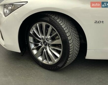 Белый Инфинити Q50, объемом двигателя 2 л и пробегом 156 тыс. км за 18514 $, фото 7 на Automoto.ua