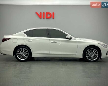 Белый Инфинити Q50, объемом двигателя 2 л и пробегом 156 тыс. км за 18514 $, фото 3 на Automoto.ua