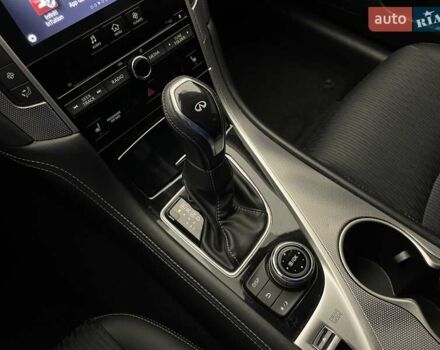 Белый Инфинити Q50, объемом двигателя 2 л и пробегом 156 тыс. км за 18514 $, фото 19 на Automoto.ua