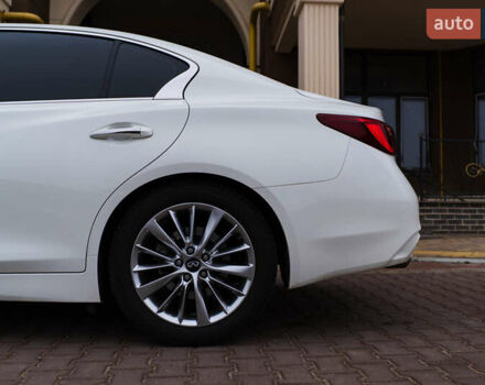 Белый Инфинити Q50, объемом двигателя 1.99 л и пробегом 12 тыс. км за 26500 $, фото 7 на Automoto.ua