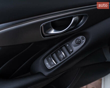 Белый Инфинити Q50, объемом двигателя 1.99 л и пробегом 12 тыс. км за 26500 $, фото 18 на Automoto.ua