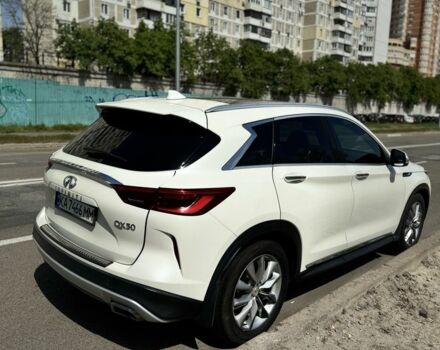 Белый Инфинити Q50, объемом двигателя 2 л и пробегом 68 тыс. км за 28500 $, фото 1 на Automoto.ua