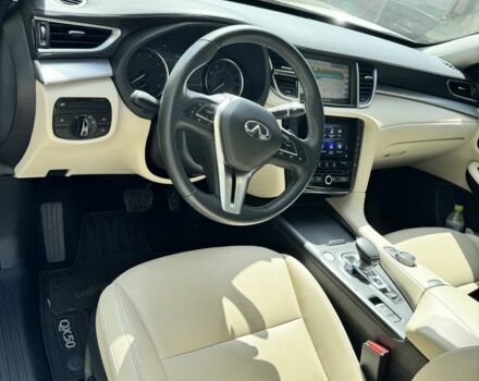 Белый Инфинити Q50, объемом двигателя 2 л и пробегом 68 тыс. км за 28500 $, фото 4 на Automoto.ua