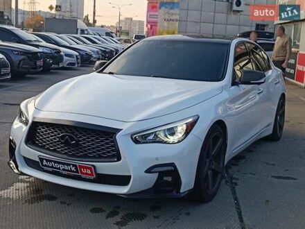 Белый Инфинити Q50, объемом двигателя 3 л и пробегом 71 тыс. км за 19490 $, фото 1 на Automoto.ua