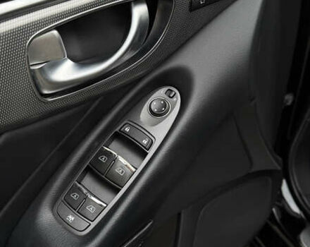 Черный Инфинити Q50, объемом двигателя 1.99 л и пробегом 150 тыс. км за 11499 $, фото 7 на Automoto.ua