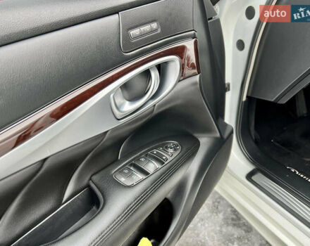 Белый Инфинити Q70, объемом двигателя 3.7 л и пробегом 178 тыс. км за 21000 $, фото 5 на Automoto.ua