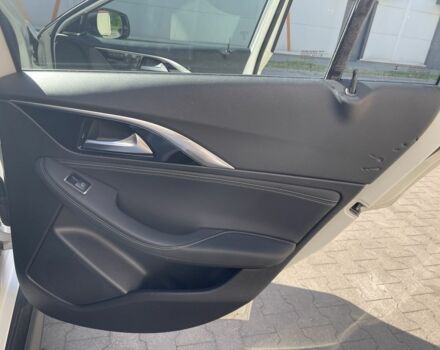 Белый Инфинити QX30, объемом двигателя 2 л и пробегом 77 тыс. км за 18300 $, фото 4 на Automoto.ua