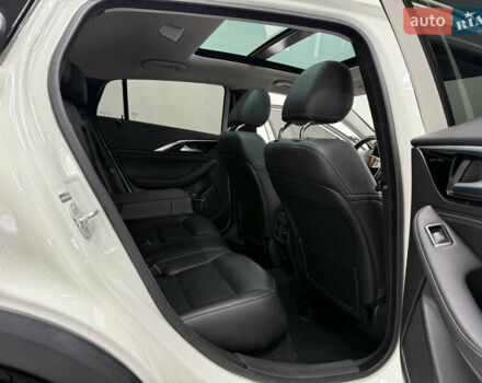 Белый Инфинити QX30, объемом двигателя 1.99 л и пробегом 74 тыс. км за 20900 $, фото 20 на Automoto.ua