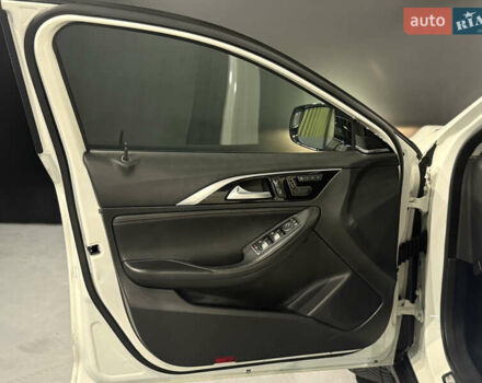 Белый Инфинити QX30, объемом двигателя 1.99 л и пробегом 125 тыс. км за 15000 $, фото 22 на Automoto.ua