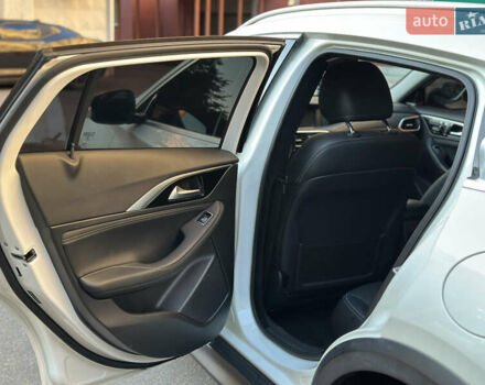 Белый Инфинити QX30, объемом двигателя 1.99 л и пробегом 74 тыс. км за 22800 $, фото 17 на Automoto.ua