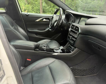 Білий Інфініті QX30, об'ємом двигуна 1.99 л та пробігом 113 тис. км за 19000 $, фото 13 на Automoto.ua