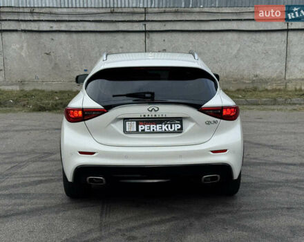 Белый Инфинити QX30, объемом двигателя 2 л и пробегом 87 тыс. км за 18199 $, фото 3 на Automoto.ua