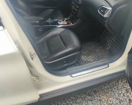 Белый Инфинити QX30, объемом двигателя 1.99 л и пробегом 140 тыс. км за 19500 $, фото 4 на Automoto.ua