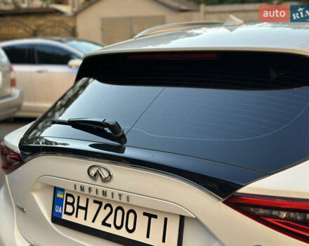 Белый Инфинити QX30, объемом двигателя 1.99 л и пробегом 74 тыс. км за 22800 $, фото 5 на Automoto.ua