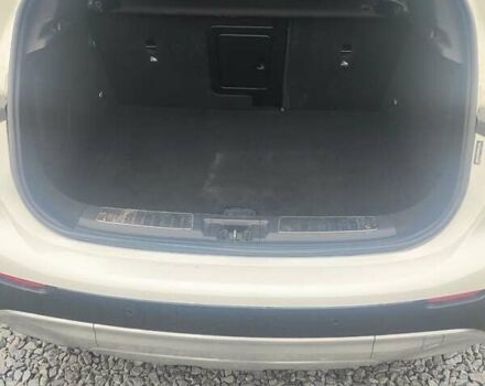 Белый Инфинити QX30, объемом двигателя 1.99 л и пробегом 140 тыс. км за 19500 $, фото 2 на Automoto.ua