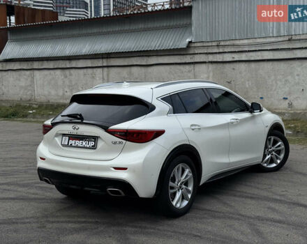 Белый Инфинити QX30, объемом двигателя 2 л и пробегом 87 тыс. км за 18199 $, фото 5 на Automoto.ua