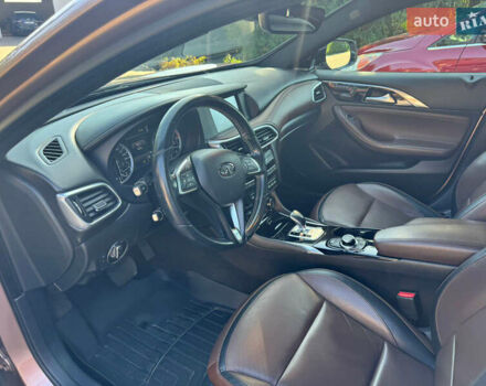 Бежевый Инфинити QX30, объемом двигателя 2 л и пробегом 98 тыс. км за 23000 $, фото 4 на Automoto.ua