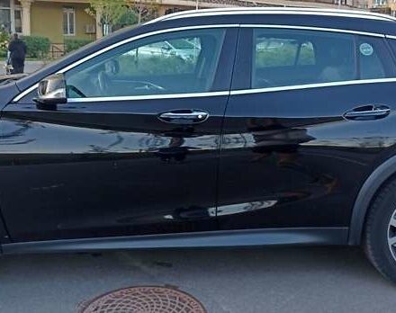 Чорний Інфініті QX30, об'ємом двигуна 2 л та пробігом 114 тис. км за 17500 $, фото 10 на Automoto.ua