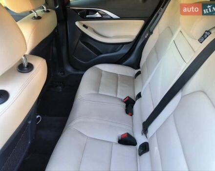 Красный Инфинити QX30, объемом двигателя 1.99 л и пробегом 140 тыс. км за 18000 $, фото 1 на Automoto.ua