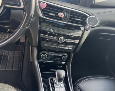 Красный Инфинити QX30, объемом двигателя 1.99 л и пробегом 90 тыс. км за 16400 $, фото 11 на Automoto.ua