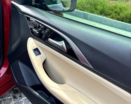 Красный Инфинити QX30, объемом двигателя 2 л и пробегом 92 тыс. км за 19500 $, фото 5 на Automoto.ua