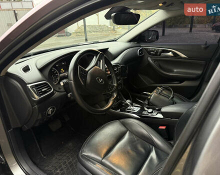 Серый Инфинити QX30, объемом двигателя 2 л и пробегом 165 тыс. км за 16000 $, фото 7 на Automoto.ua