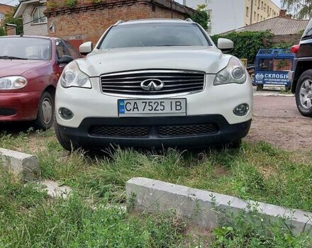 Белый Инфинити QX50, объемом двигателя 3.7 л и пробегом 97 тыс. км за 11200 $, фото 2 на Automoto.ua