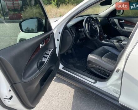 Белый Инфинити QX50, объемом двигателя 3.7 л и пробегом 124 тыс. км за 13500 $, фото 14 на Automoto.ua