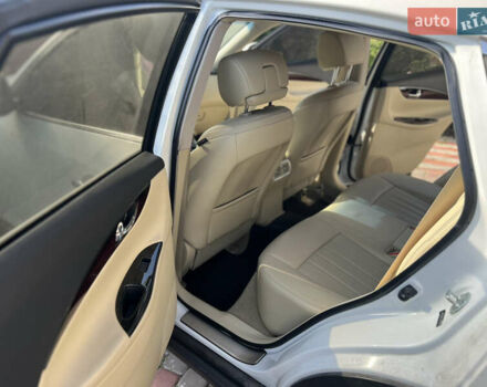 Белый Инфинити QX50, объемом двигателя 3.7 л и пробегом 85 тыс. км за 17800 $, фото 6 на Automoto.ua