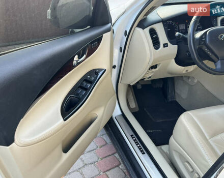 Белый Инфинити QX50, объемом двигателя 3.7 л и пробегом 85 тыс. км за 17800 $, фото 10 на Automoto.ua