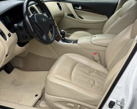 Белый Инфинити QX50, объемом двигателя 2.5 л и пробегом 135 тыс. км за 15600 $, фото 16 на Automoto.ua