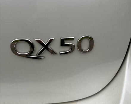 Белый Инфинити QX50, объемом двигателя 2.5 л и пробегом 135 тыс. км за 15600 $, фото 4 на Automoto.ua
