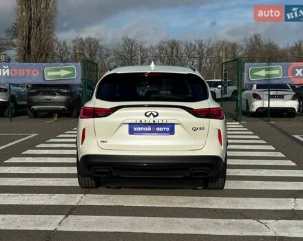 Білий Інфініті QX50, об'ємом двигуна 2 л та пробігом 63 тис. км за 22999 $, фото 5 на Automoto.ua