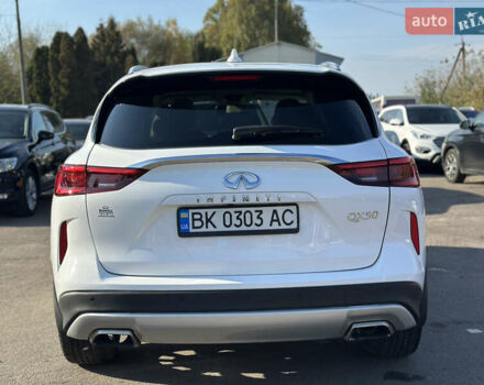 Белый Инфинити QX50, объемом двигателя 2 л и пробегом 71 тыс. км за 23999 $, фото 6 на Automoto.ua