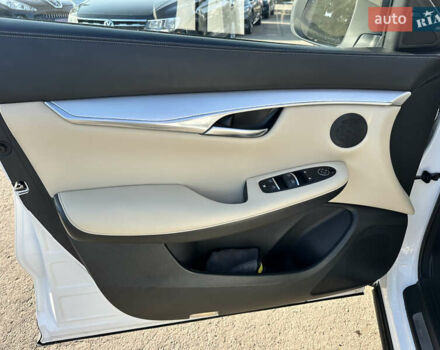 Белый Инфинити QX50, объемом двигателя 2 л и пробегом 71 тыс. км за 23999 $, фото 17 на Automoto.ua