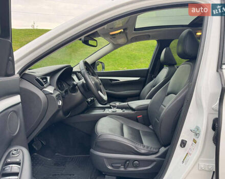 Белый Инфинити QX50, объемом двигателя 2 л и пробегом 81 тыс. км за 21900 $, фото 14 на Automoto.ua